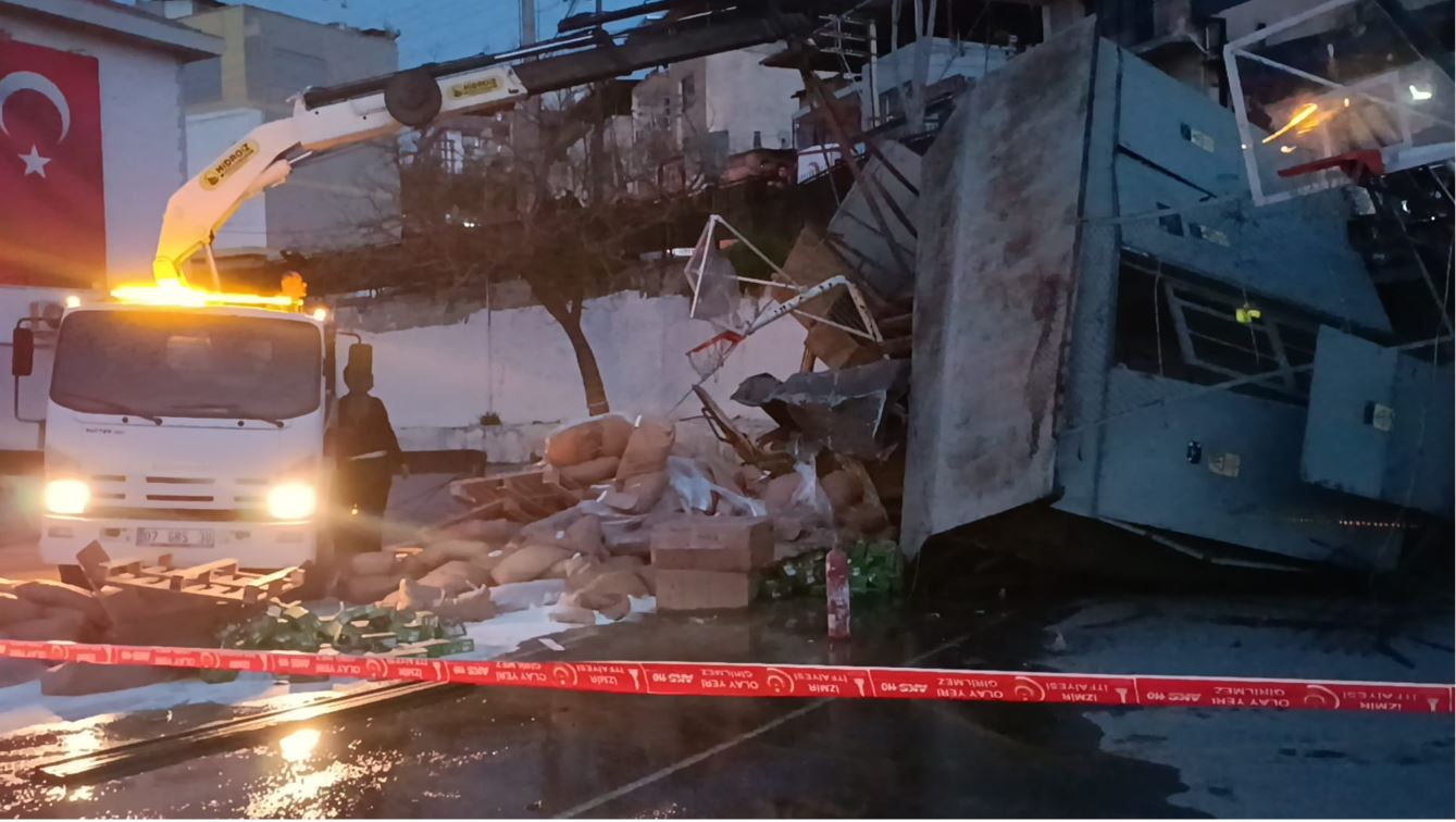 İzmir’in Konak ilçesinde freni boşalan pirinç unu yüklü kamyon, önce