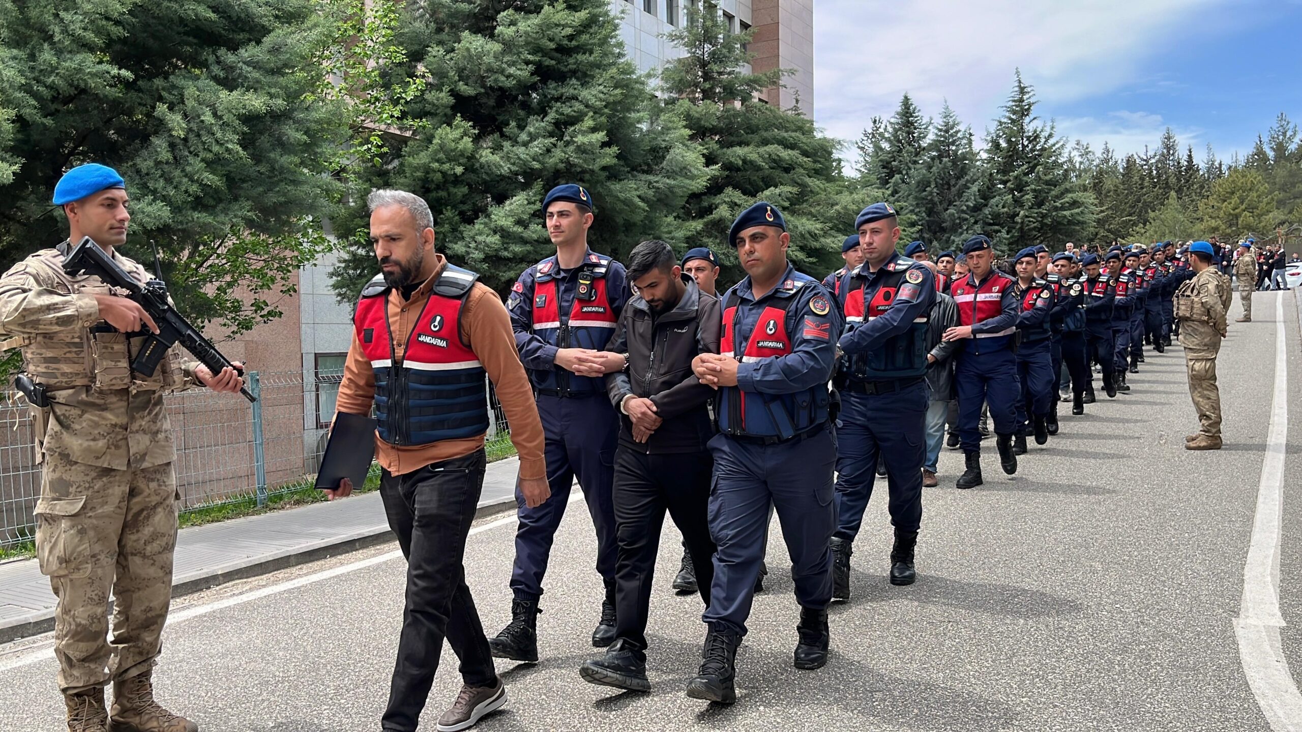 Gaziantep merkezli 8 ilde yasa dışı bahis ve suç örgütüne