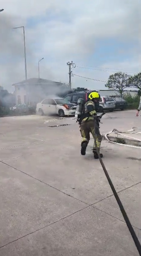 BURSA – Bursa’nın Karacabey ilçesinde, hastane otoparkında park halindeyken aniden