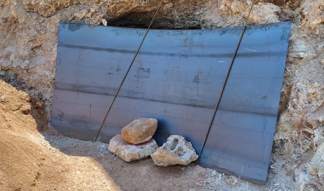 Hatay’ın Kırıkhan ilçesinde belediye ekiplerinin yürüttüğü çalışma sırasında Roma dönemine