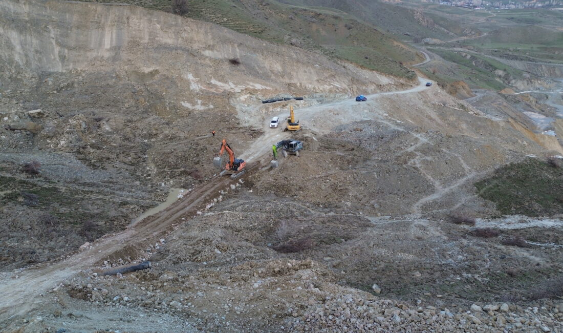 Hakkari’de heyelan nedeniyle 6 gündür ulaşıma kapalı olan Hakkari-Van kara