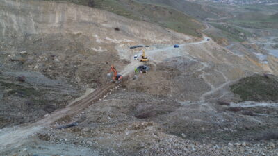Hakkari’de heyelan nedeniyle 6 gündür ulaşıma kapalı olan Hakkari-Van kara