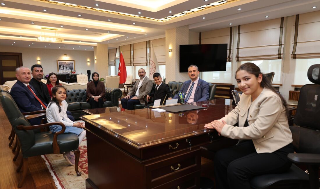 AĞRI / TEKHA Ağrı Valisi Önder Bozkurt, 23 Nisan Ulusal