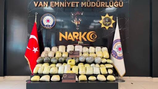 Van’ın Gevaş ilçesinde bir kamyonda yapılan aramada, 74 kilo 320