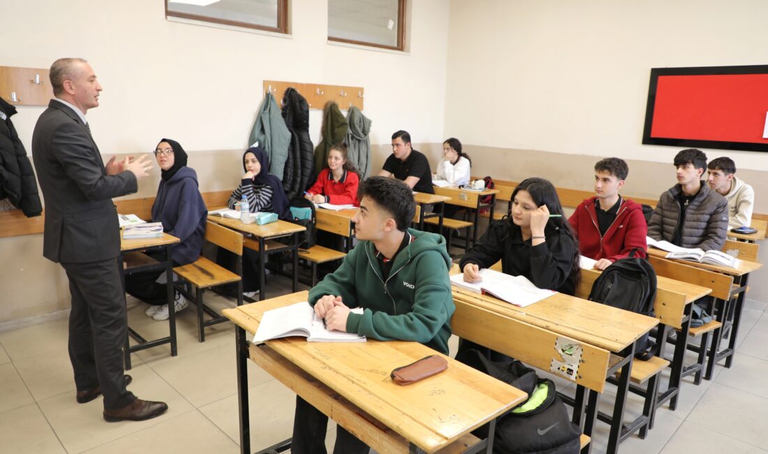 Ağrı İl Milli Eğitim Müdürü Hasan Kökrek, il merkezindeki liseleri