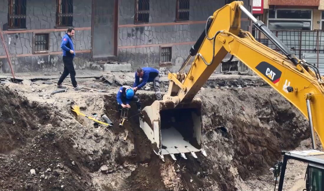 Erzurum’un Yakutiye ilçesinde bir inşaatın temel kazısı sırasında iş makinesinin