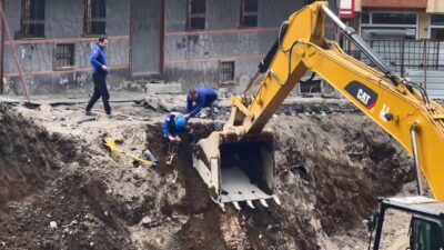 Erzurum’un Yakutiye ilçesinde bir inşaatın temel kazısı sırasında iş makinesinin