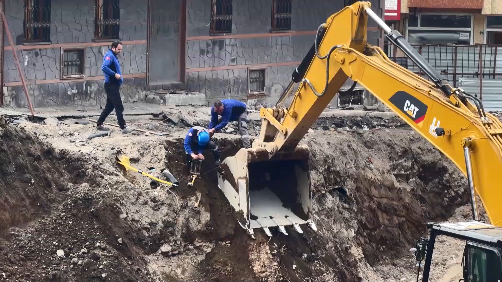 Erzurum’un Yakutiye ilçesinde bir inşaatın temel kazısı sırasında iş makinesinin