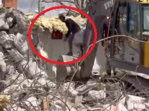 Nevşehir’in Derinkuyu ilçesinde eski bir okul binasının yıkımı sırasında operatör