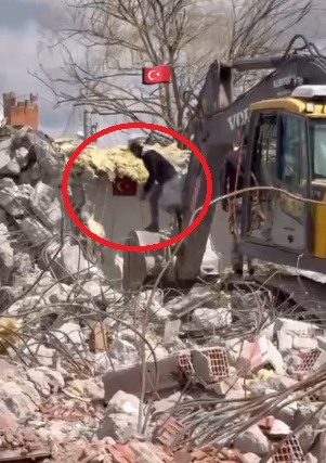 Nevşehir’in Derinkuyu ilçesinde eski bir okul binasının yıkımı sırasında operatör