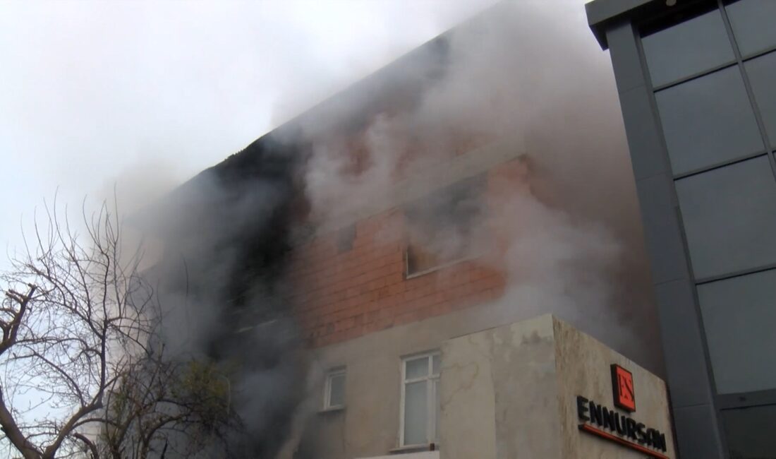 İstanbul Ataşehir’de plastik madde ve hurdaların bulunduğu 3 katlı bir