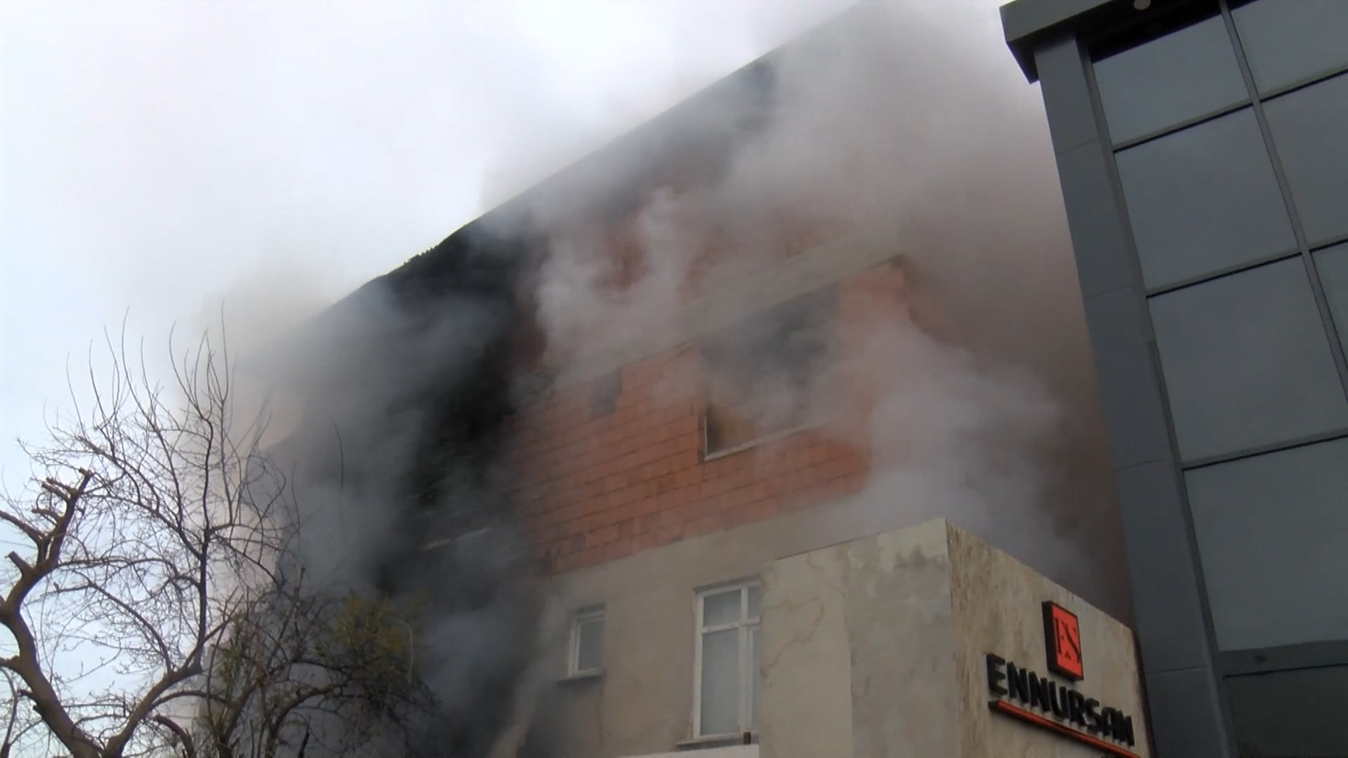 İstanbul Ataşehir’de plastik madde ve hurdaların bulunduğu 3 katlı bir