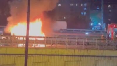 İstanbul Kağıthane’de seyir halindeyken motor kısmından alevler yükselen bir taksi,