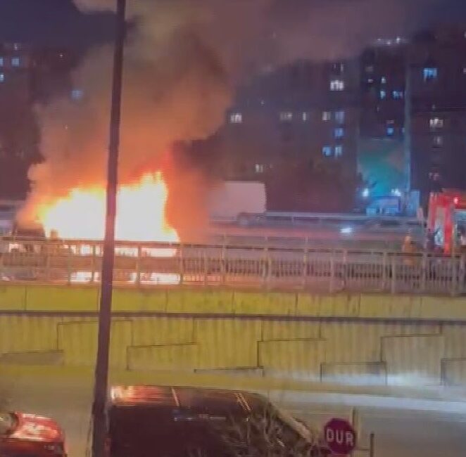 İstanbul Kağıthane’de seyir halindeyken motor kısmından alevler yükselen bir taksi,