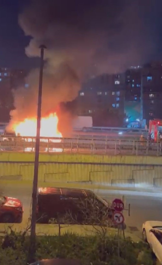 İstanbul Kağıthane’de seyir halindeyken motor kısmından alevler yükselen bir taksi,