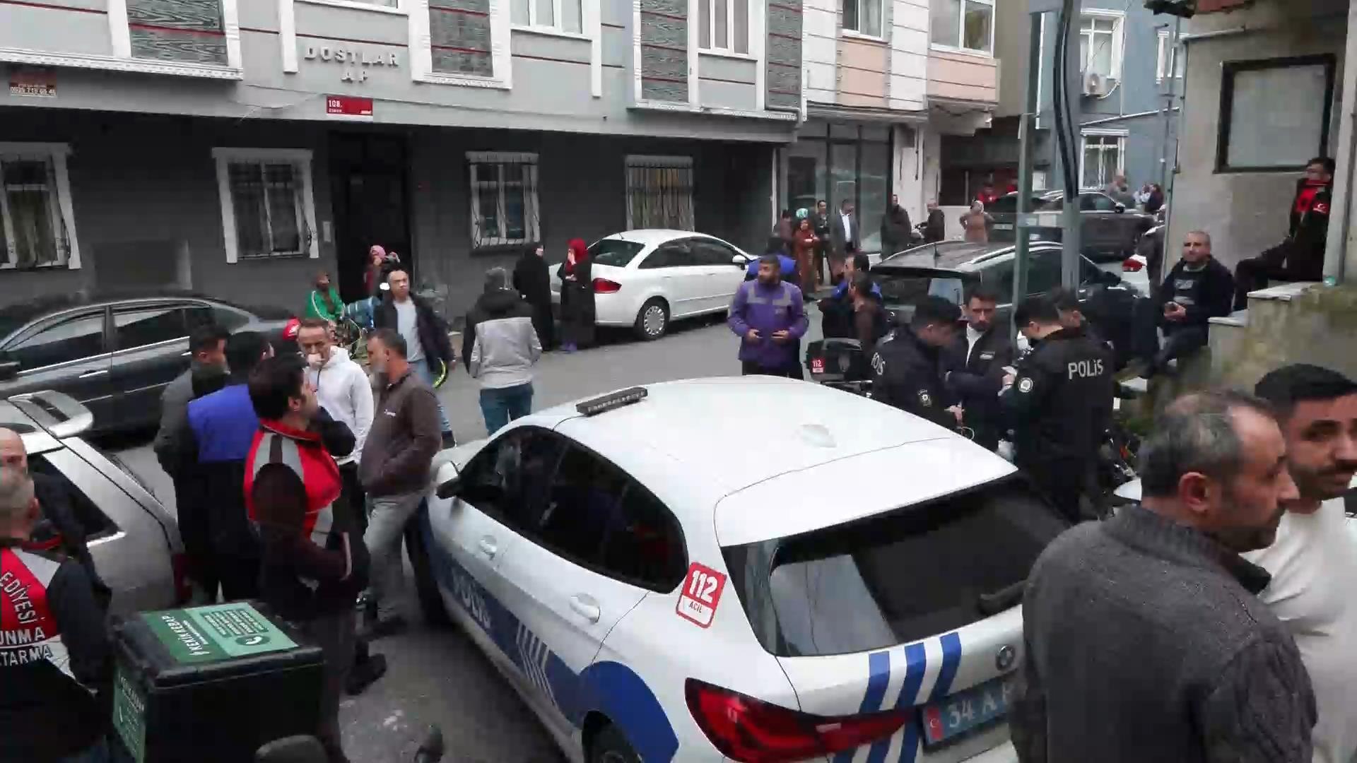 İstanbul Sarıyer’de etkili olan sağanak yağışın ardından meydana gelen toprak