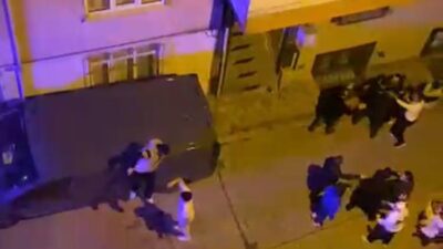 İstanbul Sultangazi’de iki grup arasında çıkan tekme tokatlı kavgada, saldırganlardan