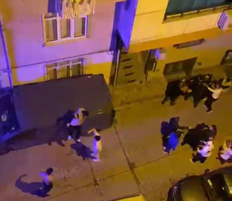 İstanbul Sultangazi’de iki grup arasında çıkan tekme tokatlı kavgada, saldırganlardan