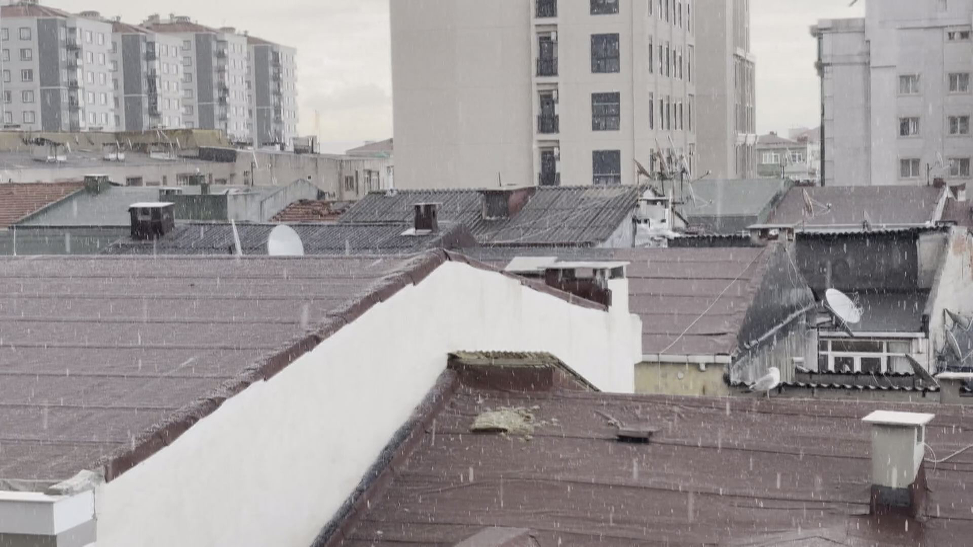 İstanbul’un Avrupa Yakası’ndaki bazı ilçelerde öğle saatlerinde aniden başlayan dolu