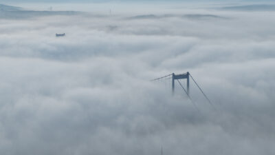 İstanbul’da sabahın erken saatlerinden itibaren etkili olan yoğun sis, hayatı