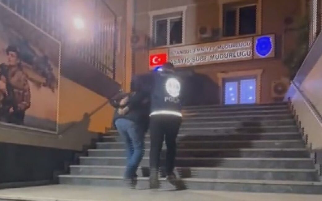 İstanbul’da sosyal medya platformları üzerinden polis yeleği giyerek yayın yaptığı