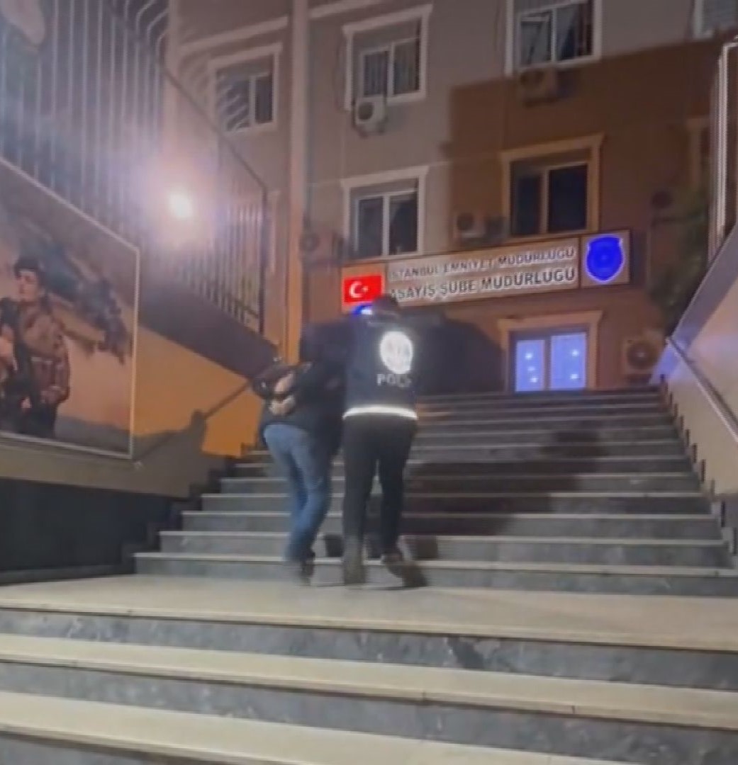 İstanbul’da sosyal medya platformları üzerinden polis yeleği giyerek yayın yaptığı