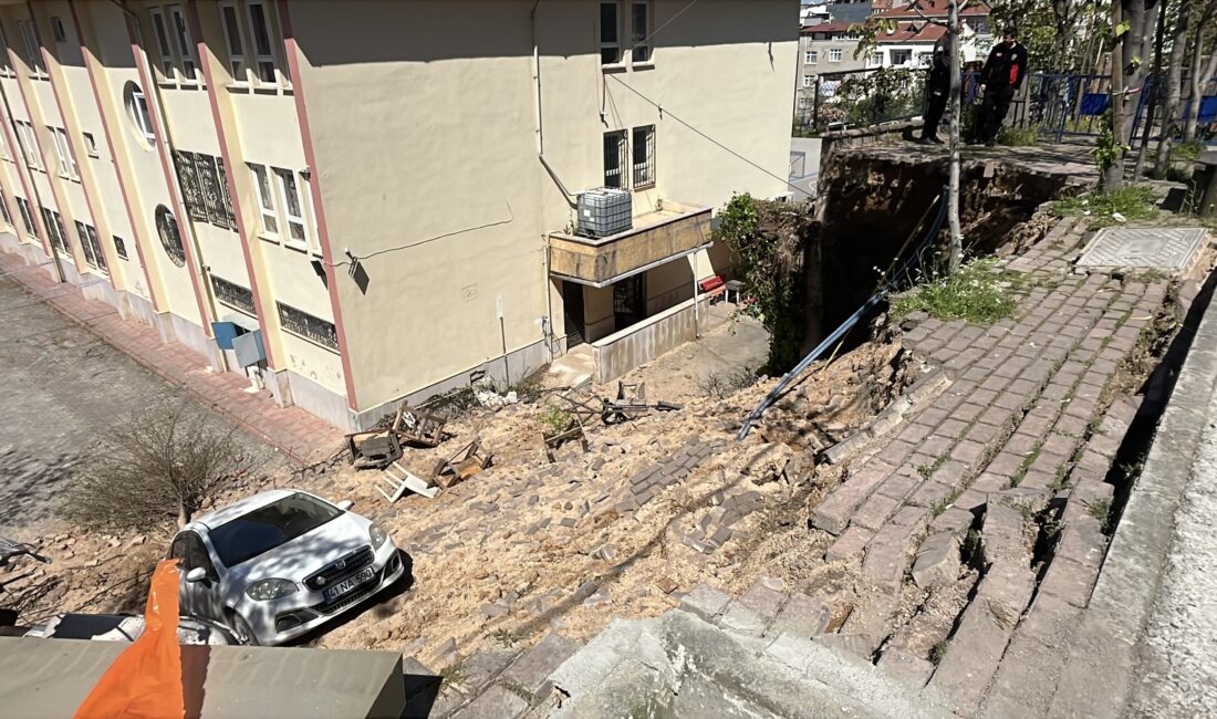 Kocaeli’nin Çayırova ilçesinde bir okulun bahçesini çevreleyen istinat duvarının çökmesi