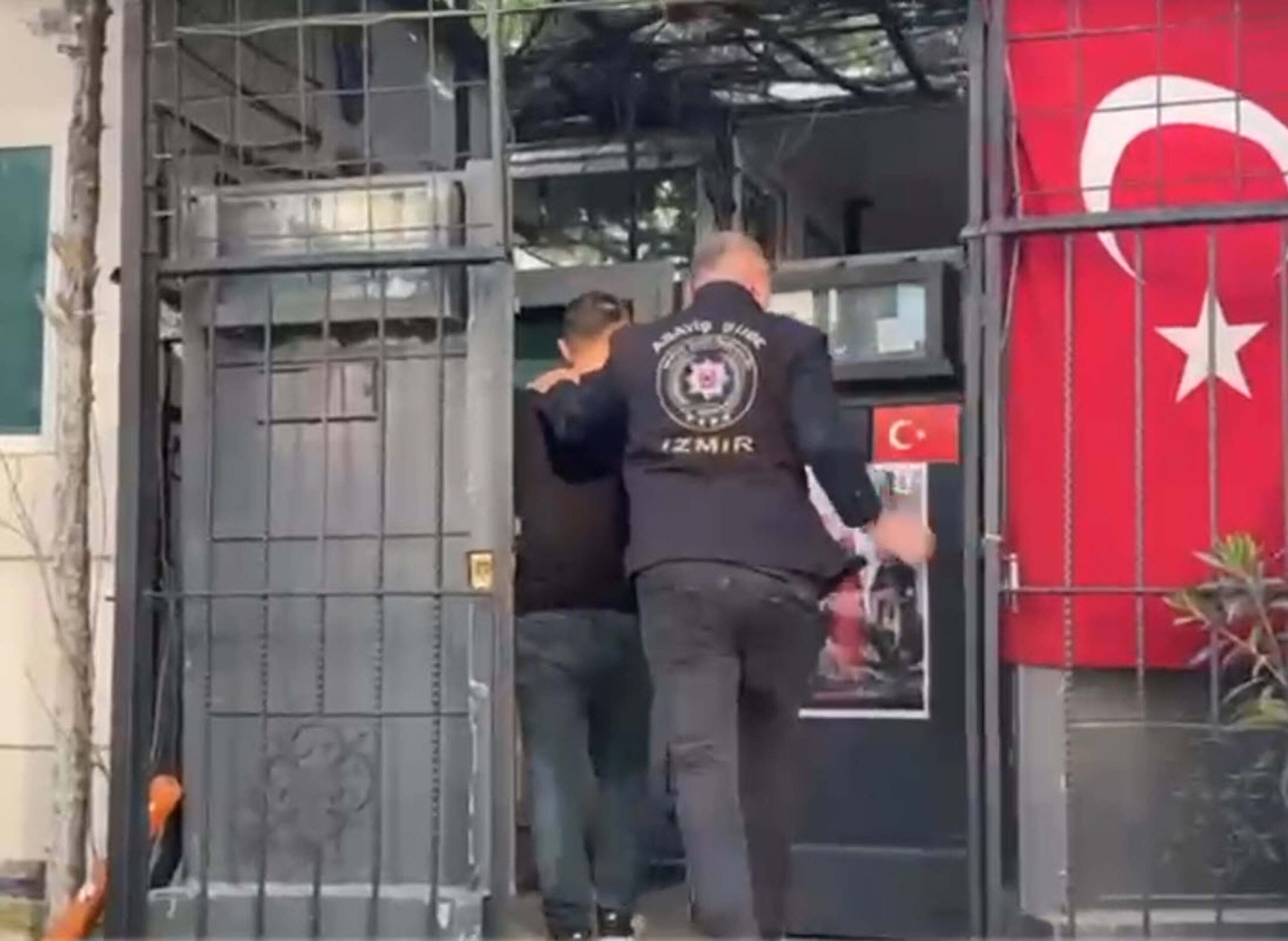 İzmir’de çeşitli suçlardan aranan ve haklarında kesinleşmiş hapis cezası bulunan