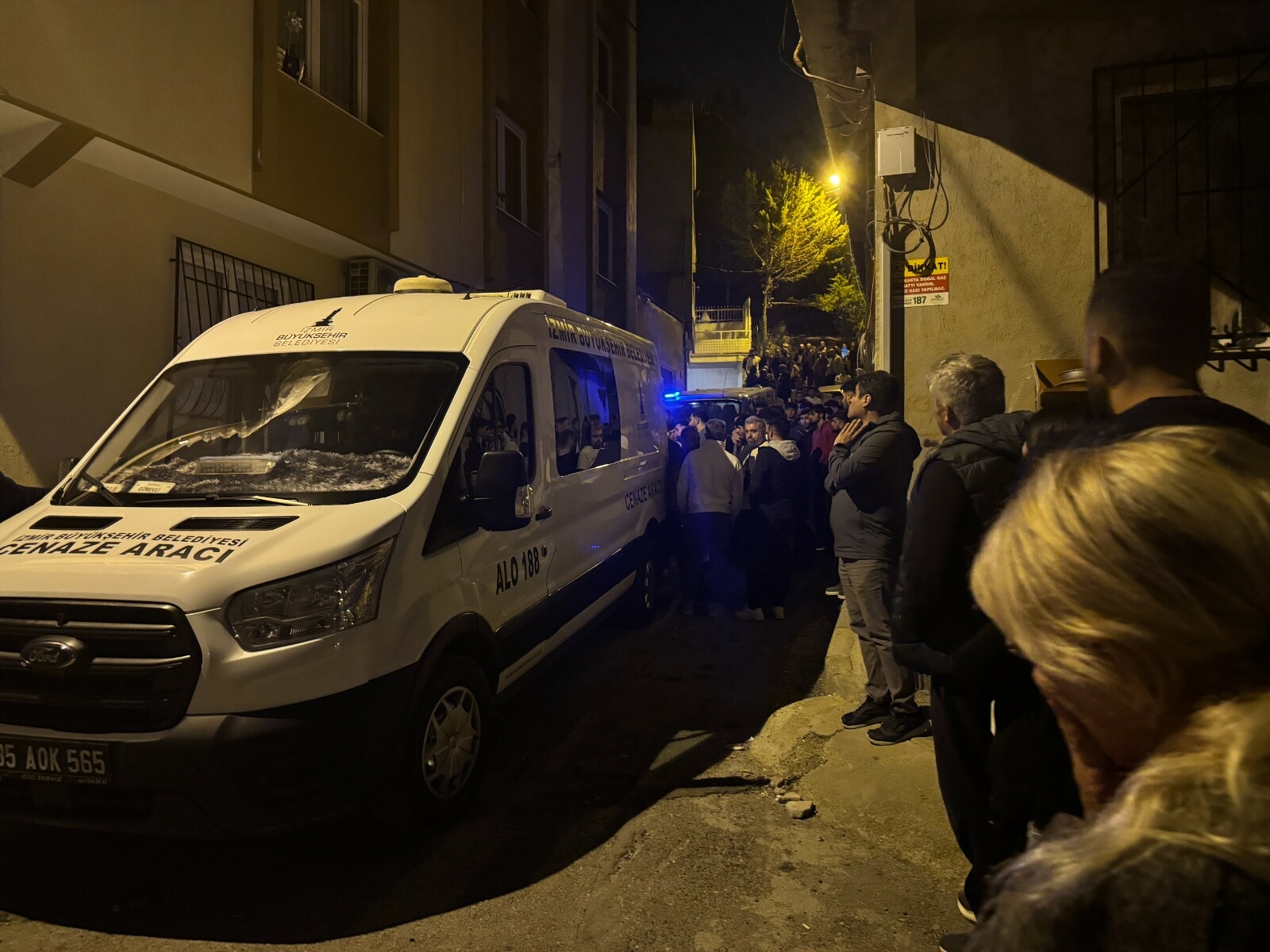 İzmir’in Buca ilçesinde, eşi Ç.Ç. (44) ile tartıştığı sırada tabancayla