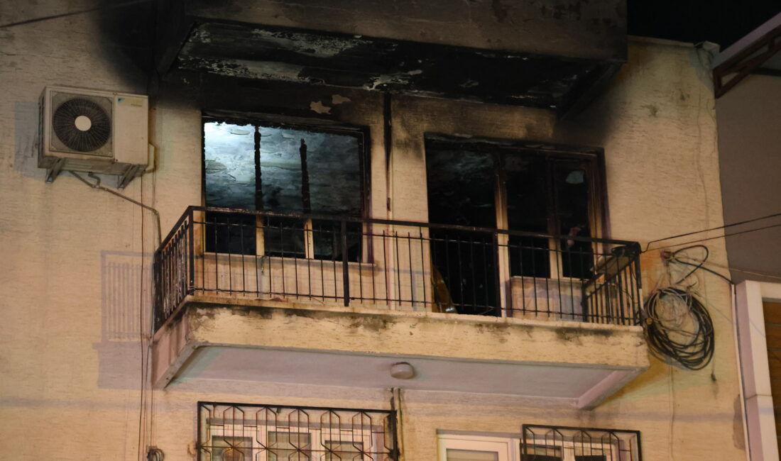 İzmir’in Bornova ilçesinde 3 katlı bir apartmanın en üst katında