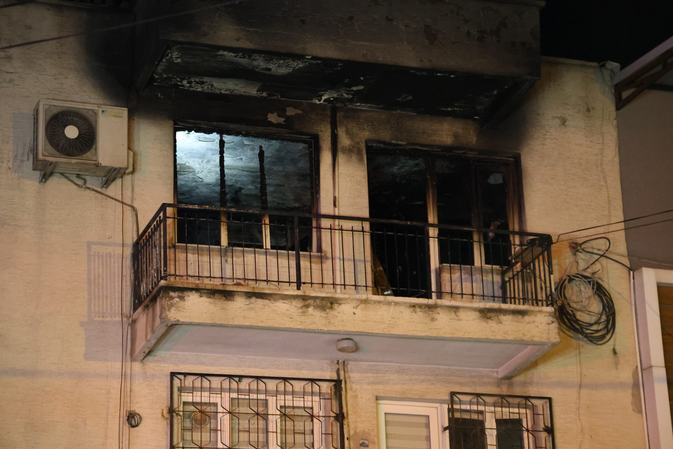 İzmir’in Bornova ilçesinde 3 katlı bir apartmanın en üst katında