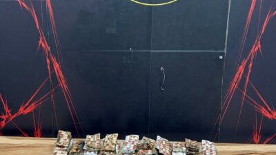 İzmir’in Karabağlar ilçesinde, silahlı baskın ihbarı üzerine gidilen ve yangın