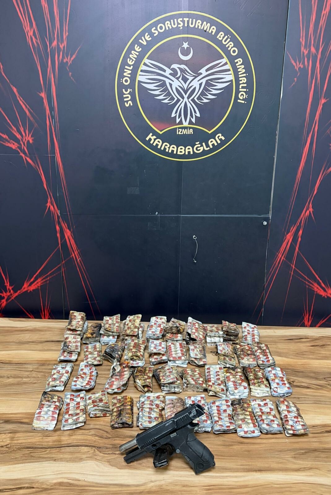 İzmir’in Karabağlar ilçesinde, silahlı baskın ihbarı üzerine gidilen ve yangın