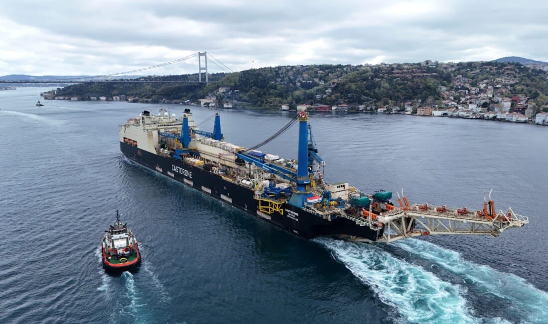 İstanbul Boğazı, “Castorone” isimli dev geminin geçişi nedeniyle gemi trafiğine