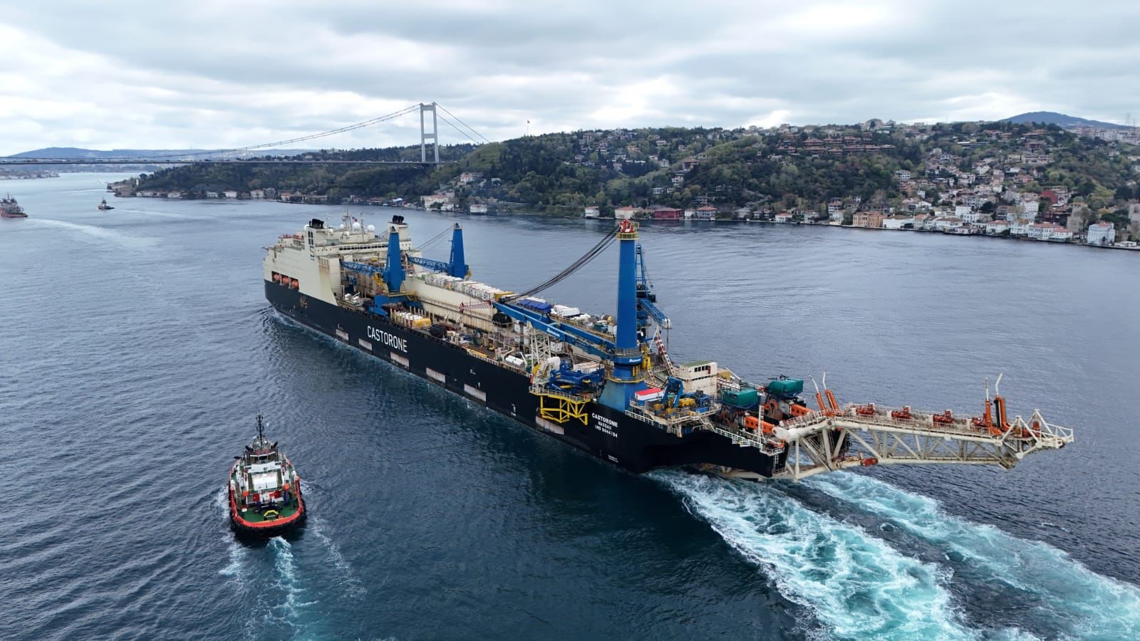 İstanbul Boğazı, “Castorone” isimli dev geminin geçişi nedeniyle gemi trafiğine