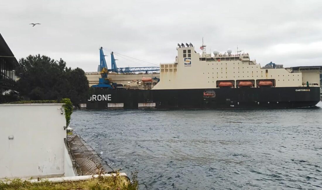 İstanbul Boğazı’nda 373 metre uzunluğundaki ‘Castorone’ isimli kablo döşeme gemisinin