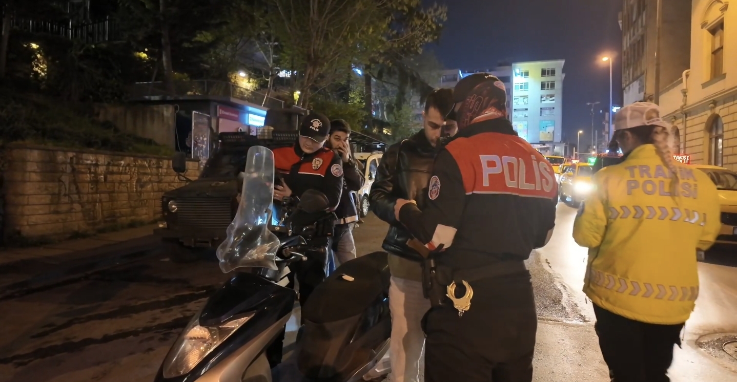 İstanbul genelinde polis ekipleri tarafından eş zamanlı olarak helikopter destekli