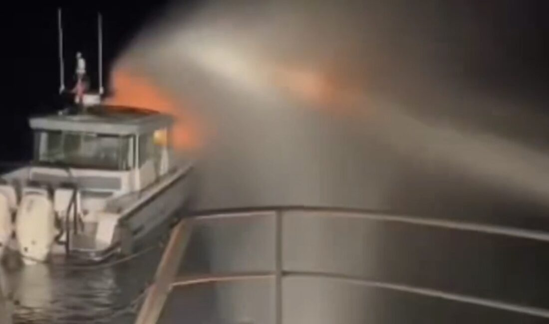 Kadıköy Haydarpaşa Mendireği açıklarında seyir halindeki bir teknede çıkan yangın,