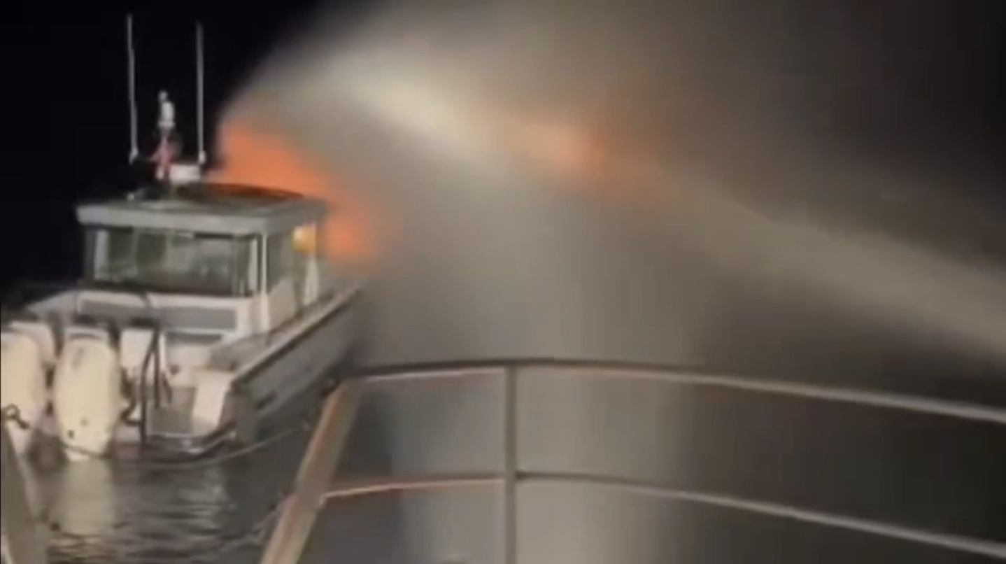 Kadıköy Haydarpaşa Mendireği açıklarında seyir halindeki bir teknede çıkan yangın,