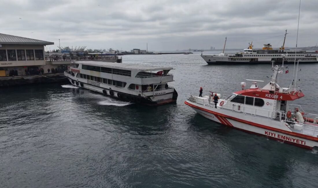 Kadıköy İskelesi’nde bağlı bulunan bir yolcu teknesinin makine dairesinde çıkan
