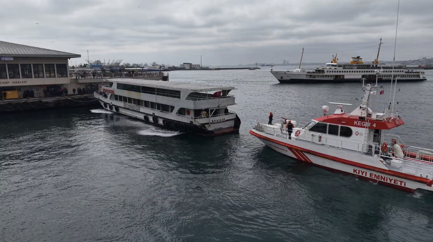 Kadıköy İskelesi’nde bağlı bulunan bir yolcu teknesinin makine dairesinde çıkan