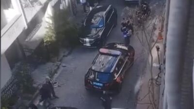 İstanbul Kağıthane’de, parkta gürültü yapan ve küfürlü konuşan gençleri uyaran