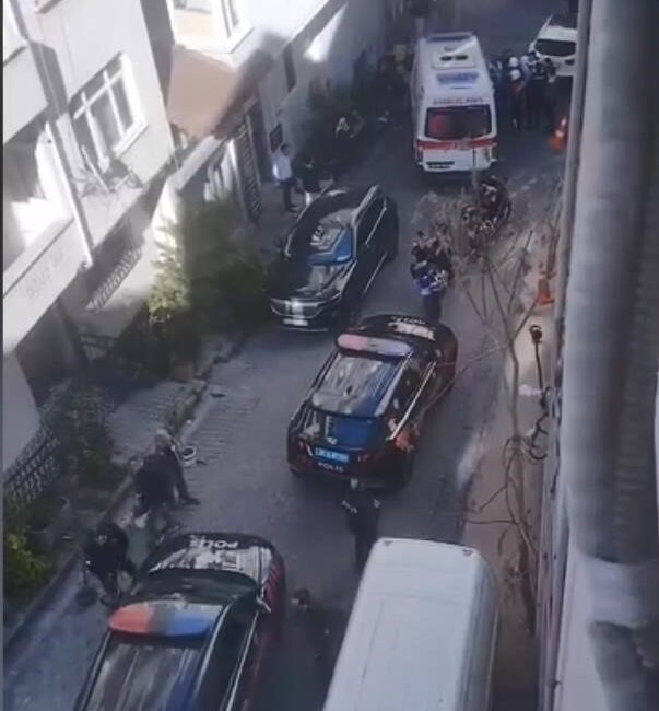 İstanbul Kağıthane’de, parkta gürültü yapan ve küfürlü konuşan gençleri uyaran