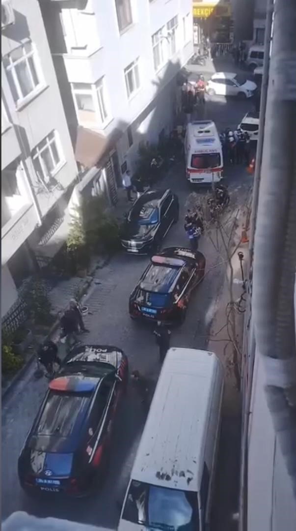 İstanbul Kağıthane’de, parkta gürültü yapan ve küfürlü konuşan gençleri uyaran