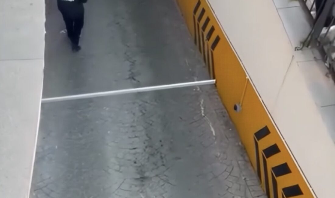 İstanbul Kağıthane’de bir rezidansın otopark kepengini tamir ettiği sırada üzerine