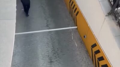 İstanbul Kağıthane’de bir rezidansın otopark kepengini tamir ettiği sırada üzerine