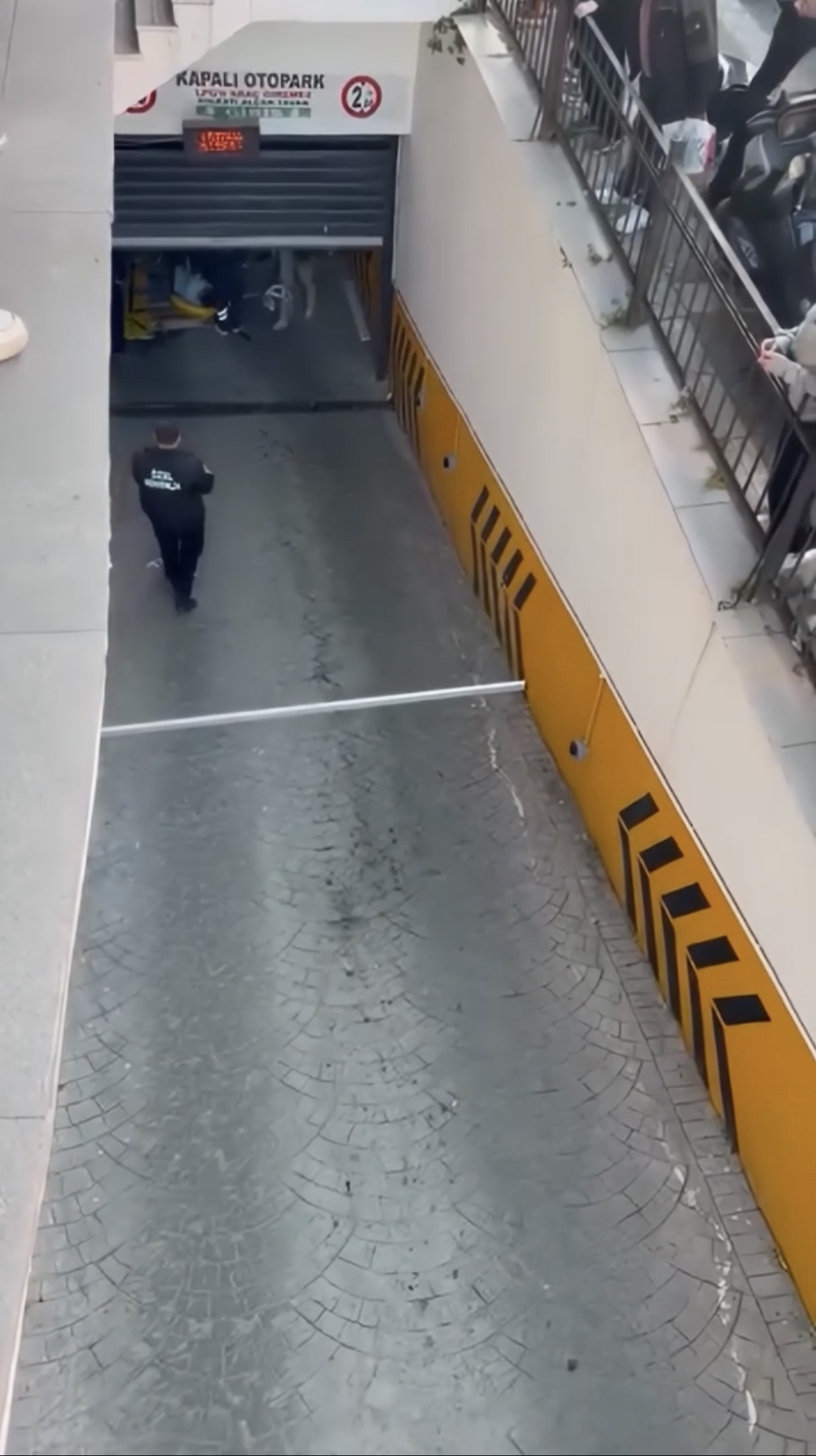 İstanbul Kağıthane’de bir rezidansın otopark kepengini tamir ettiği sırada üzerine