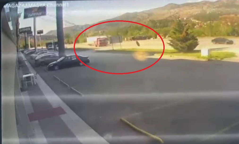 Amasya’da seyir halindeki bir kamyonun yerinden fırlayan tekerleği, yaklaşık 300