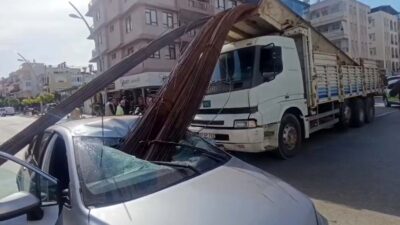 Antalya’nın Manavgat ilçesinde, inşaat demiri yüklü bir kamyonun ani fren