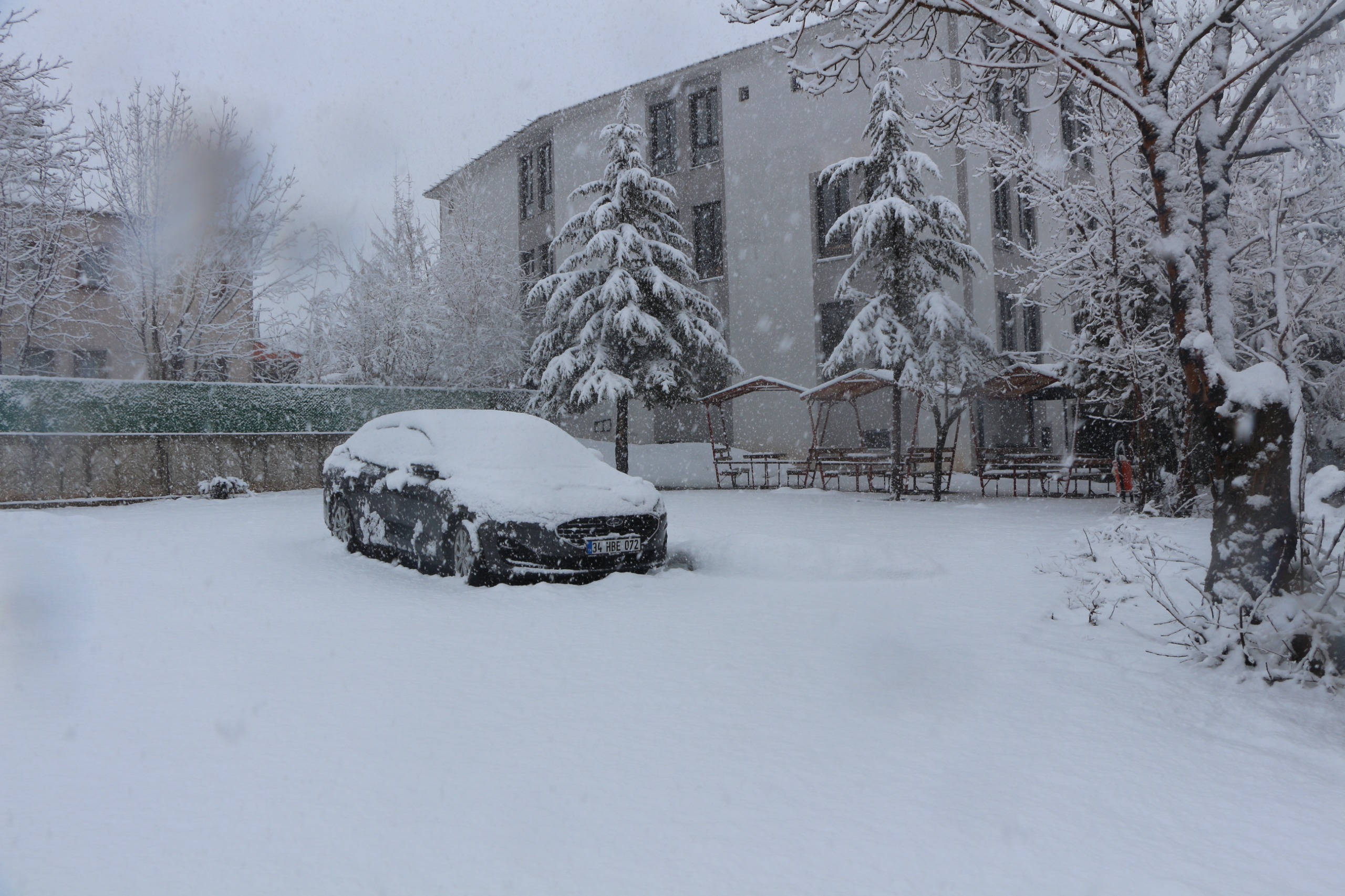 Bingöl’ün Karlıova ilçesinde sabahın erken saatlerinde etkisini gösteren yoğun kar